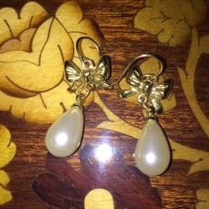 Vintage like new faux pearl earrings with bow